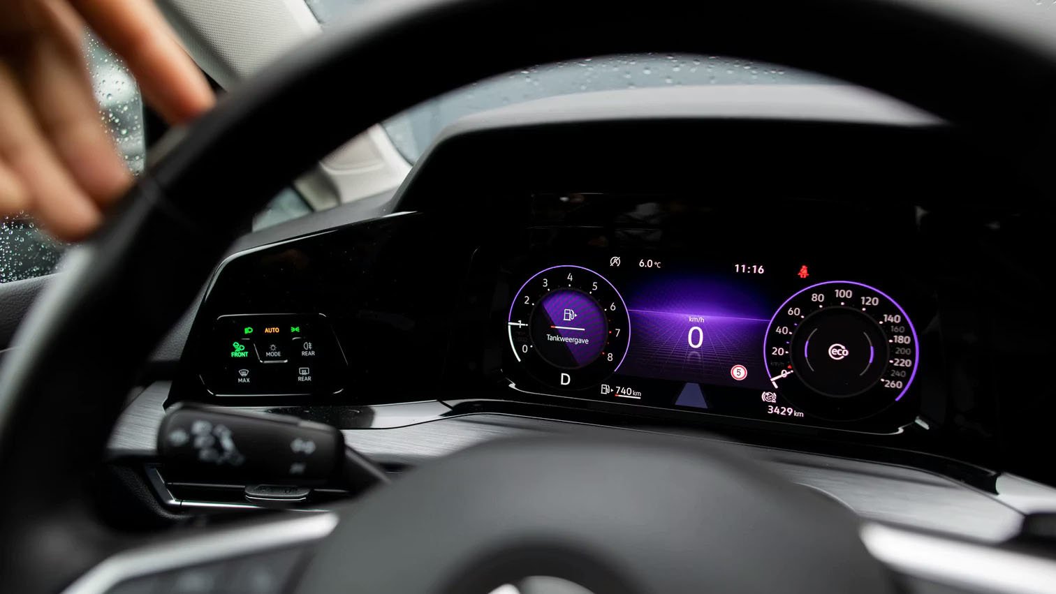 Auto dashboard lampjes oefenen voor theorie tijdens rijles in Rotterdam