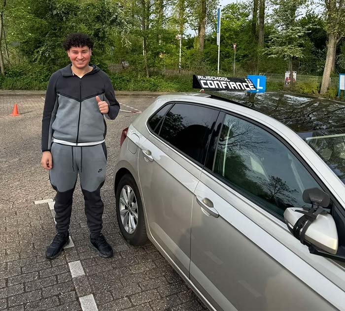 Geslaagde leerling voor het praktijkexamenauto van Rijschool Confiance Rotterdam