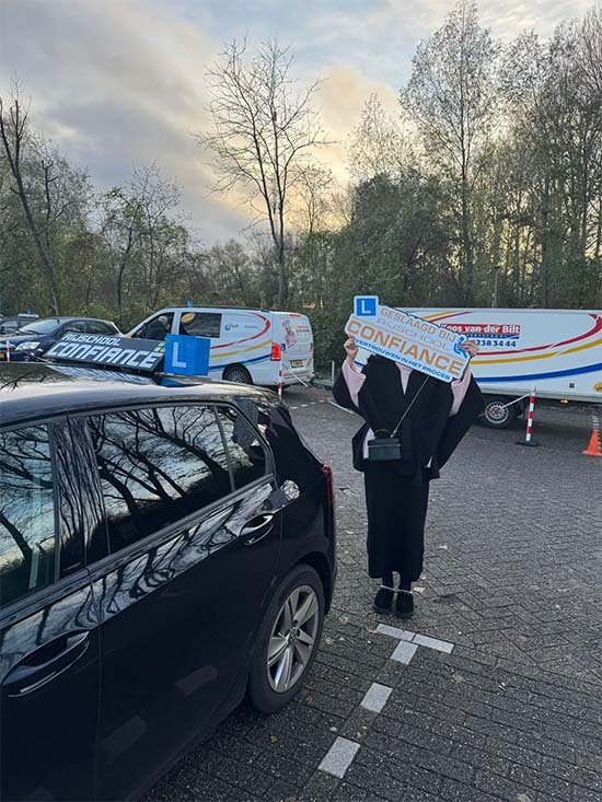Leerling geslaagd voor auto examen door Rijschool Rotterdam
